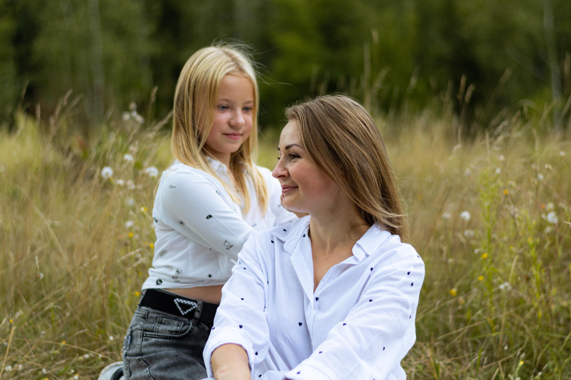 Mama z córką siedzą razem na łące