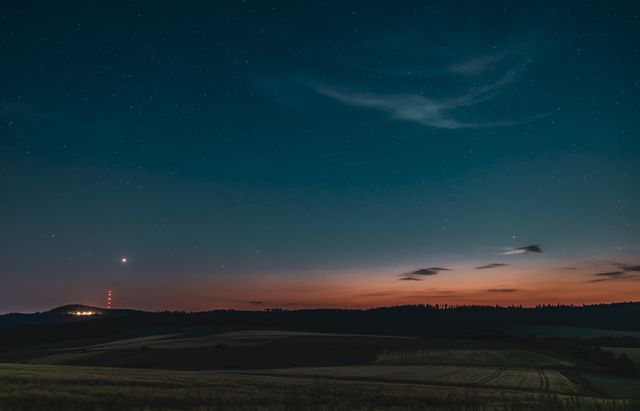 Rozgwieżdżone nocne niebo nad horyzontem