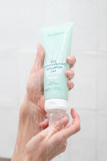 Mycie ciała pod prysznicem - żel i szampon 2w1